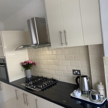 Fully fitted kitchen, WM dishwasher full-size fridge freezer.